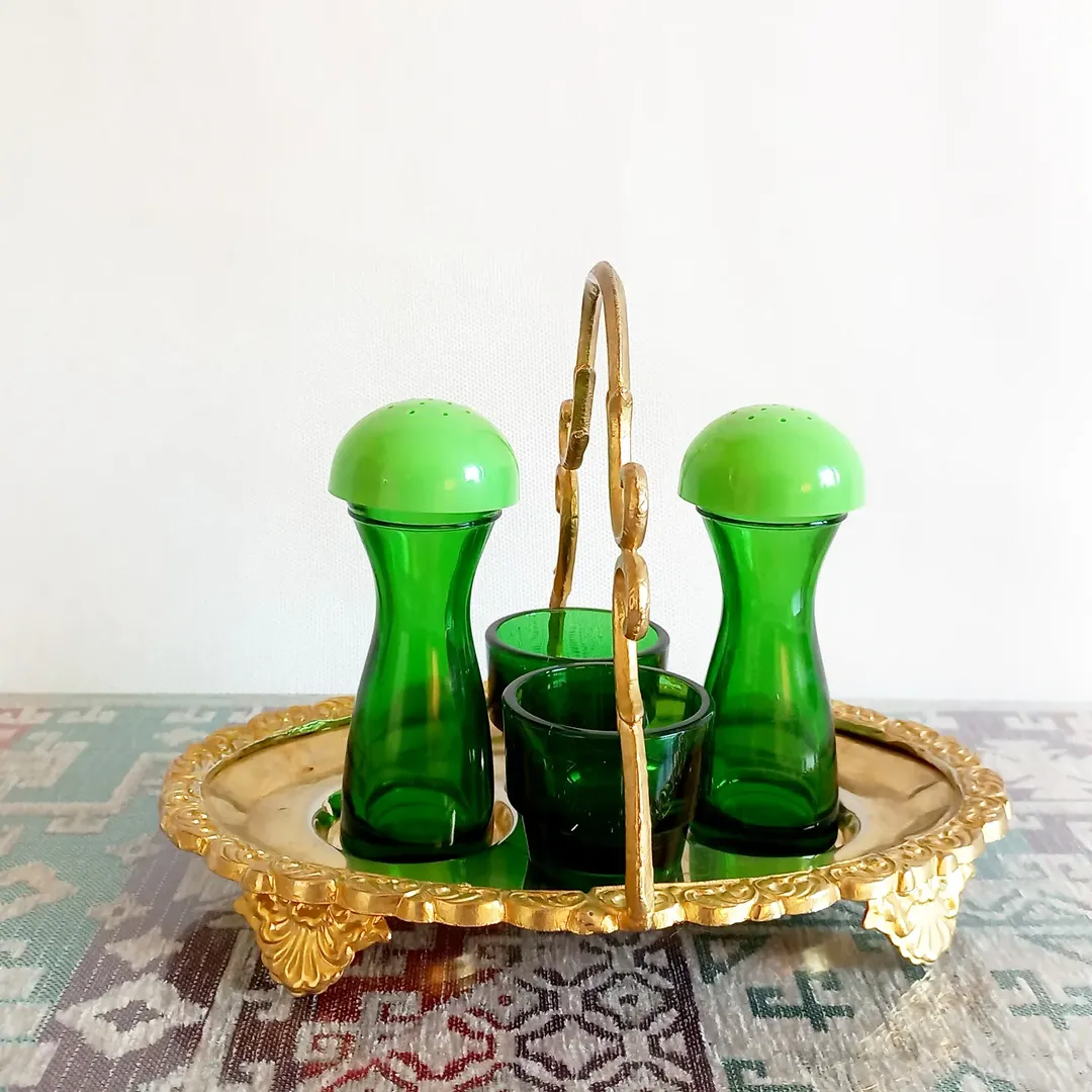 چاشنی‌خوری سبز قدیمی با سینی برنجی سنگین