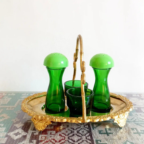 چاشنیخوری سبز قدیمی با سینی برنجی سنگین