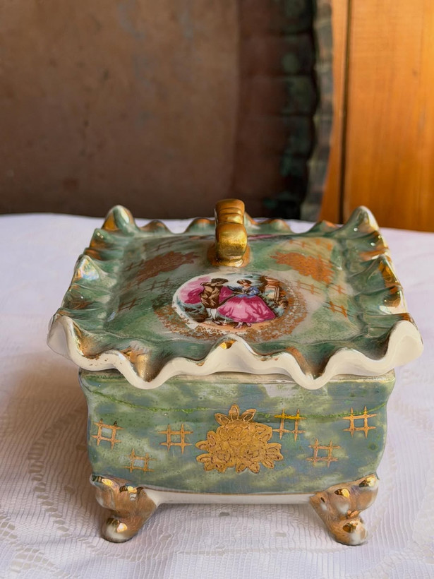 شکلات خوری پایه دار دنسی رنگ سبز مرمری